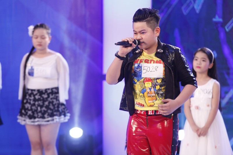 Toc Tien Isaac bat dong tren ghe nong Vietnam Idol Kids-Hinh-3